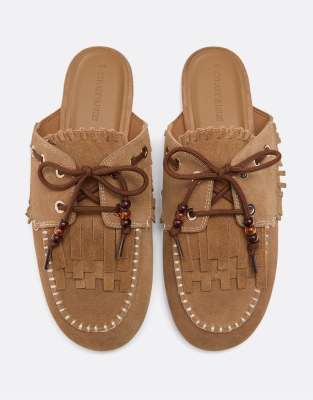 Stradivarius - Mocassins ouverts à l'arrière en cuir avec breloques - Beige-Neutre