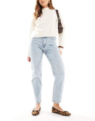 Stradivarius - Mom-Jeans aus Baumwoll-Stretch in verwaschenem Blau mit schmalem Schnitt