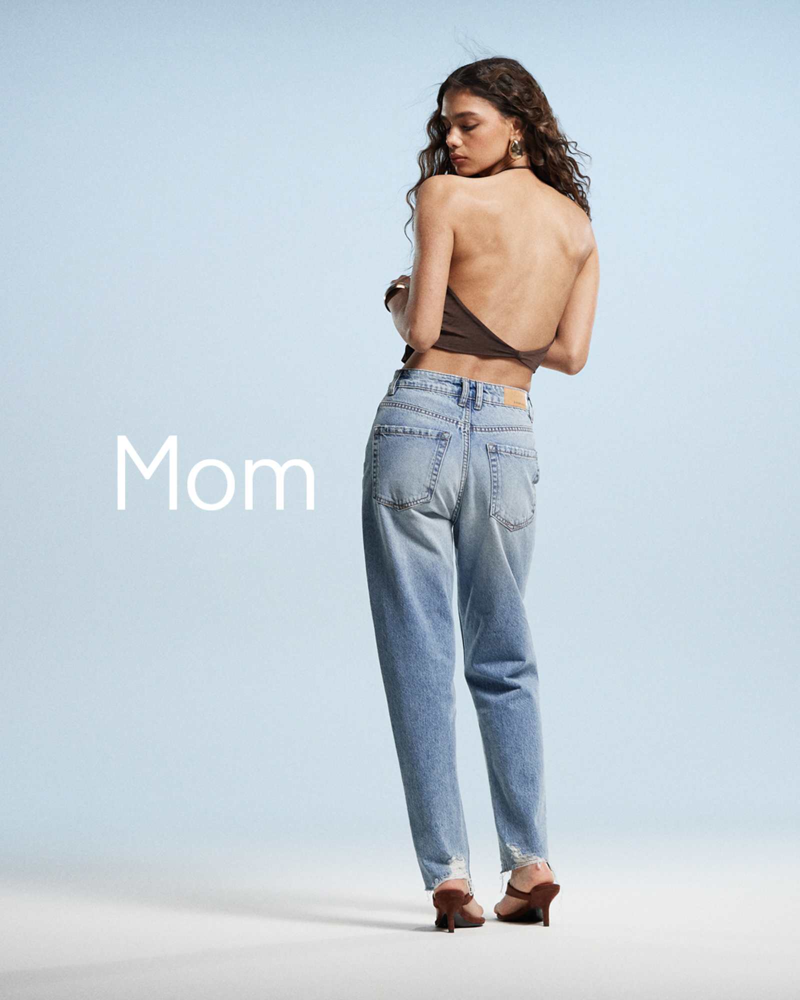 Джинсы Stradivarius mom светло-голубого цвета с эффектом стирки