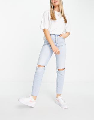 Stradivarius - Mom-Jeans in Vintage-Blau mit schmalem Schnitt, Stretchanteil und Zierrissen