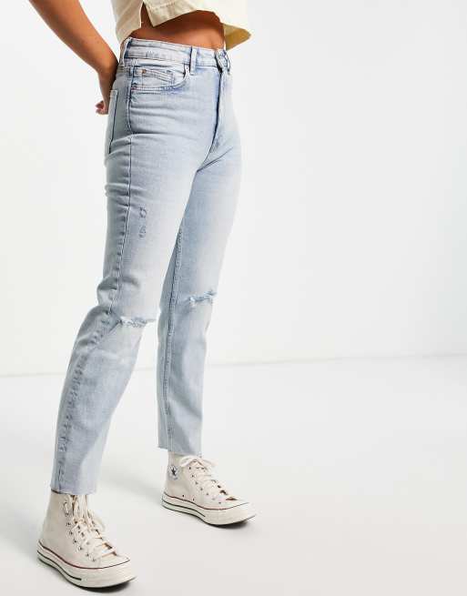 Stradivarius - Mom jeans taglio corto in cotone elasticizzato con strappi azzurri