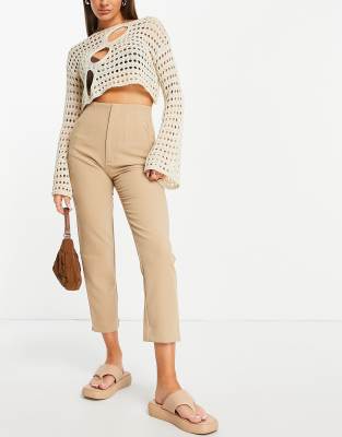 Stradivarius – Mörkbeige figursydda byxor med smal passform