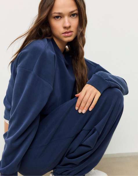 Stradivarius – Mörkblå, mjuk sweatshirt med pingvinärmar - view 1