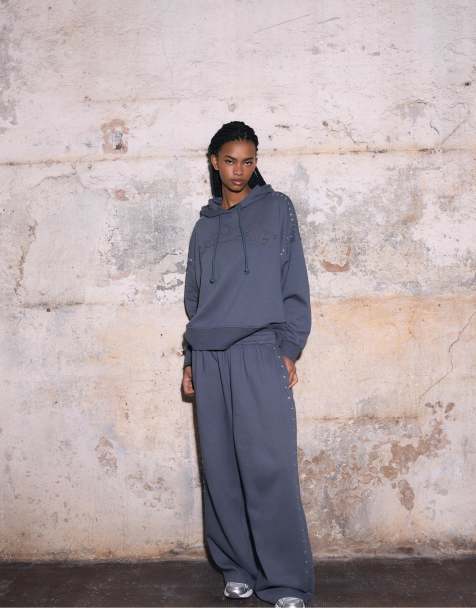 Stradivarius – Mörkgrå, broderad sweatshirt med huva och nitar - view 1