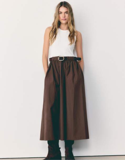 Stradivarius - Mouwloze midi jurk van twee materialen met riem in bruin - view 1