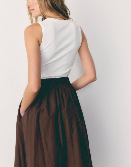 Stradivarius - Mouwloze midi jurk van twee materialen met riem in bruin, 3 van 4