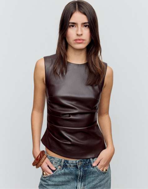 Stradivarius - Mouwloze top met leereffect in bruin - view 1