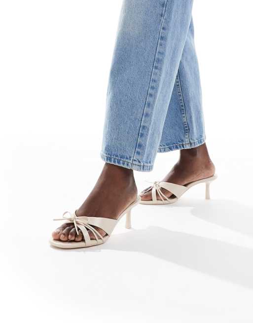 Stradivarius – Mules in Ecru mit Schleifendetail