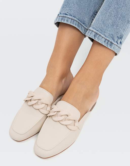 Stradivarius – Mules zum Hineinschlüpfen in Creme mit Kettendetail 