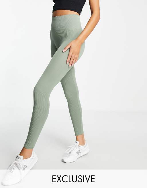 Stradivarius – Nahtlose, gerippte Leggings in Olivgrün
