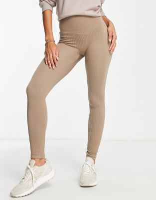 Stradivarius - Nahtlose, gerippte Leggings in Pilzbraun-Neutral