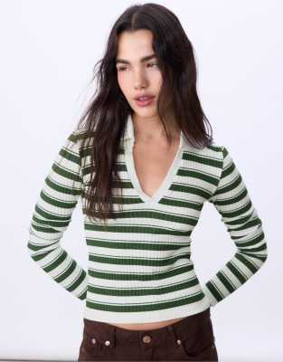 Stradivarius - Nahtloses, gestreiftes Polo-T-Shirt in Grün