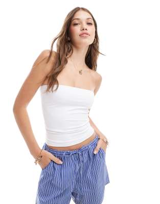 Stradivarius – Nahtloses Longline-Bandeau-Top in Weiß