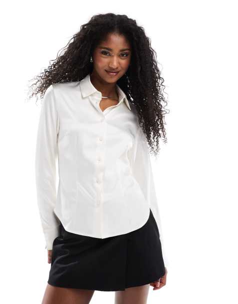 Stradivarius – Naturvit, figurnära skjorta i satin - view 1