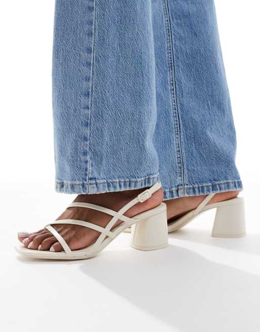 Stradivarius – Naturvita klacksandaler med korsade remmar