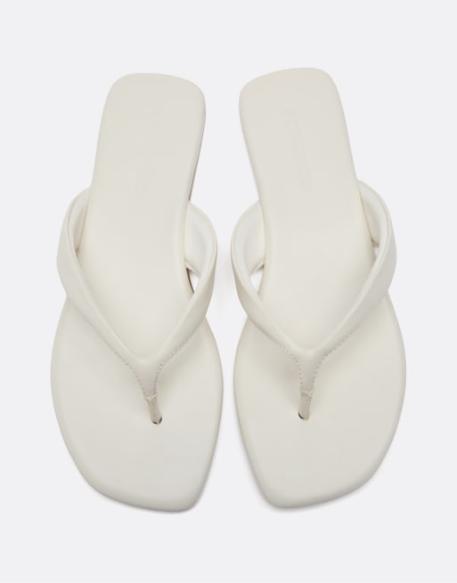 Stradivarius – Naturvita, platta sandaler med tårem, 3 av 5