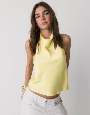 Stradivarius - Neckholder-Oberteil in goldfarbener Satinoptik-Gelb