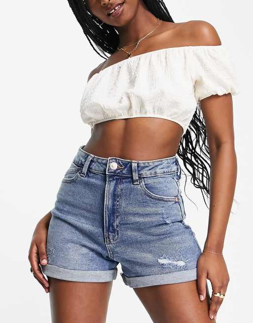 Stradivarius – Niebieskie jeansowe dopasowane szorty o kroju mom fit z przetarciami  