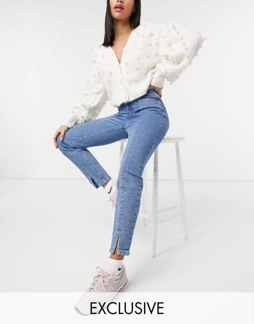 Stradivarius – Niebieskie mom jeans ze stretchem i rozcięciem na przodzie nogawki