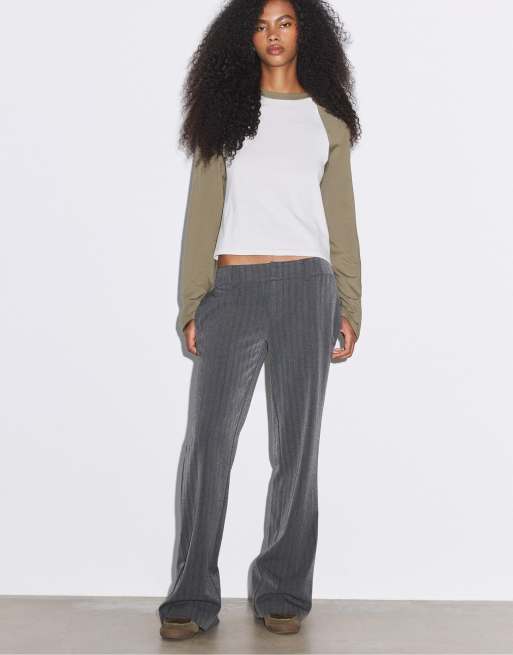 Stradivarius niedrig geschnittene elegante Hose mit Rückendetail in Grau, 5 von 7