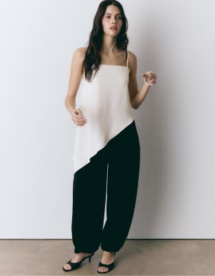 Stradivarius - Oberteil aus Satin in Ecru mit asymmetrischem Saum-Weiß