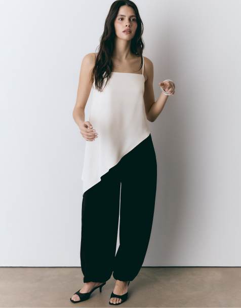 Stradivarius – Oberteil aus Satin in Ecru mit asymmetrischem Saum - view 1