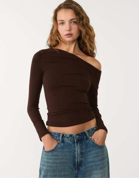 Stradivarius – Oberteil in Braun mit asymmetrischem Ausschnitt - view 1