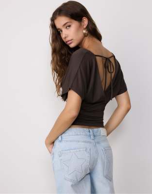 Stradivarius - Oberteil in Braun mit gerafftem V-Ausschnitt-Brown