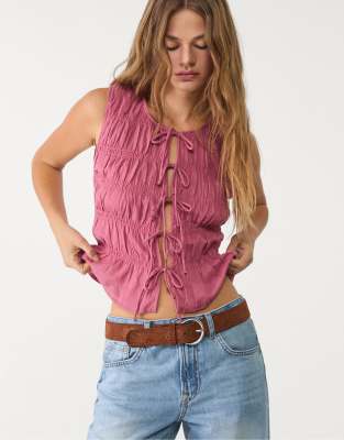 Stradivarius - Oberteil in Rosa mit Bindeträgern in Knitteroptik