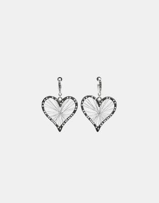 Stradivarius - Ohrringe in Grau mit herzförmigen Metallelementen
