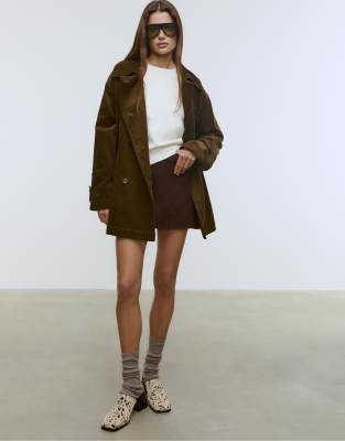 Stradivarius - Olivgrüner Mantel aus Cord in regulärer Passform