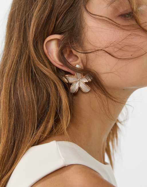 Stradivarius - Oorbellen met bloem in ecru