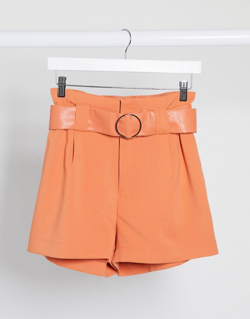 Stradivarius – Orange shorts med skärp i läderimitation