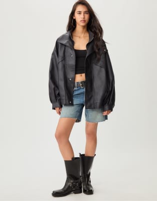 Stradivarius - Oversize-Jacke aus Kunstleder in Schwarz