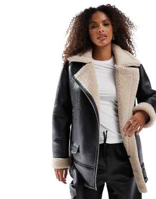 Stradivarius - Oversize-Pilotenjacke in Braun mit farblich abgesetztem Teddyfutter-Brown