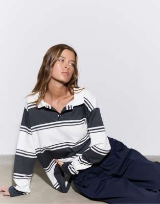 Stradivarius - Oversize-Polohemd in Dunkelgrau gestreift