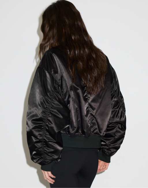Stradivarius Oversize-Satin-Bomberjacke in Schwarz, 3 von 7