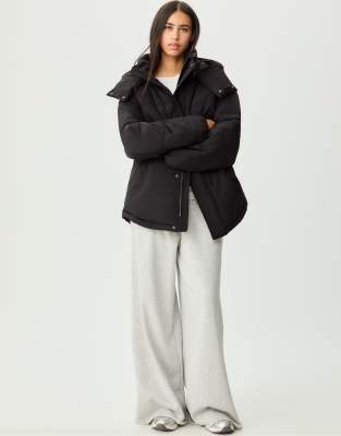 Stradivarius - Oversize-Steppjacke in Schwarz mit Kapuze
