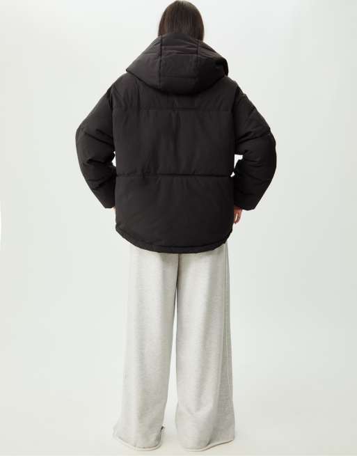 Stradivarius – Oversize-Steppjacke in Schwarz mit Kapuze ASOS