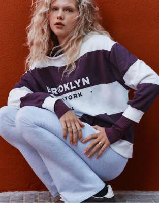 Stradivarius - Oversize-Sweatshirt in Ecru mit Print-Weiß