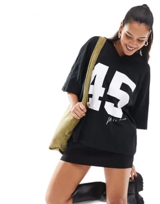 Stradivarius - Oversize-T-Shirt in Schwarz mit V-Ausschnitt und Grafikprint