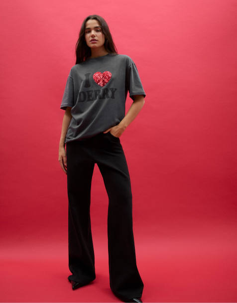 Stradivarius – Oversize-T-Shirt in verblasstem Dunkelgrau mit „I love Derry“-Motiv - view 1