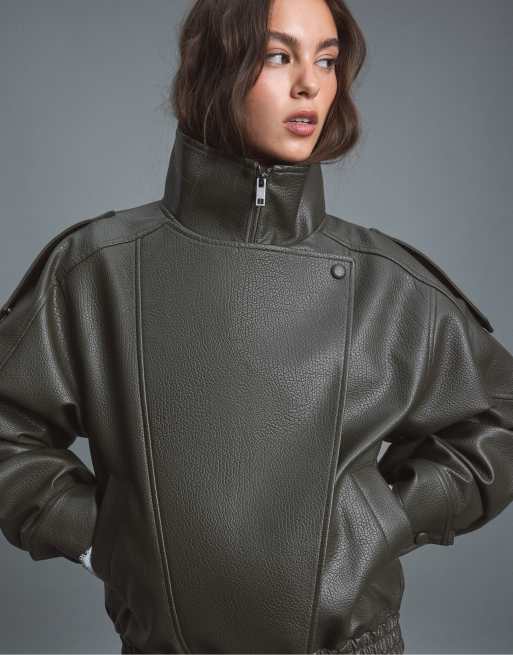 Stradivarius oversized bikerjakke i imiteret læder i khaki, 5 af 7