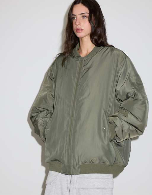 Stradivarius oversized bomberjakke i khaki, 4 af 7