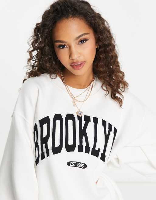 Stradivarius - Oversized hvid sweatshirt med 'Brooklyn'-print
