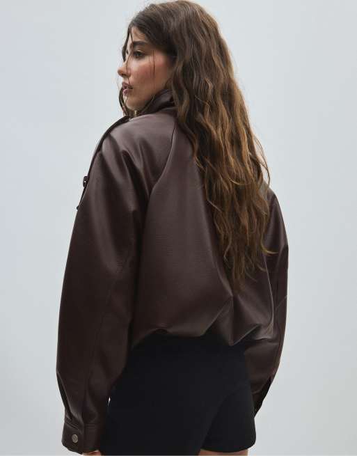 Stradivarius oversized jakke i brun læderlook, 3 af 7