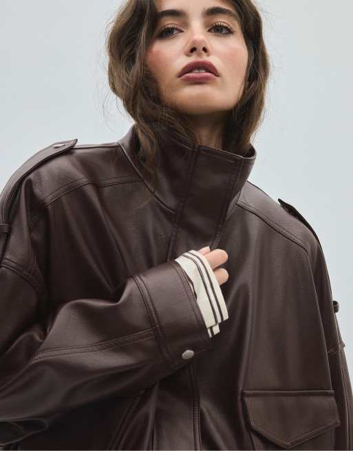 Stradivarius oversized jakke i brun læderlook, 4 af 7