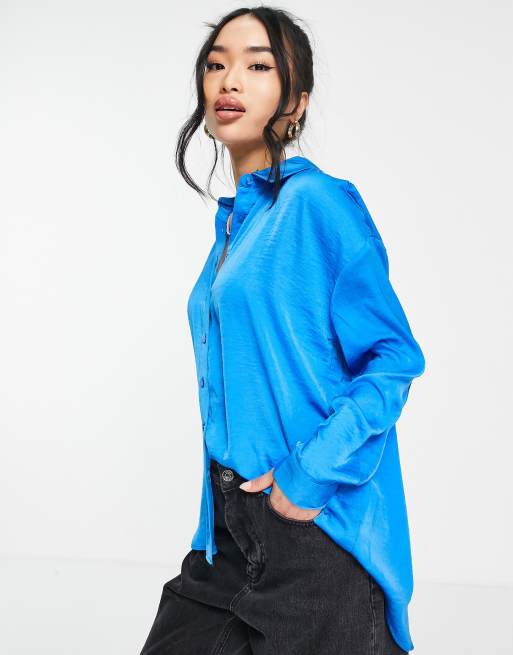 Stradivarius - Oversized satijnen overhemd in felblauw