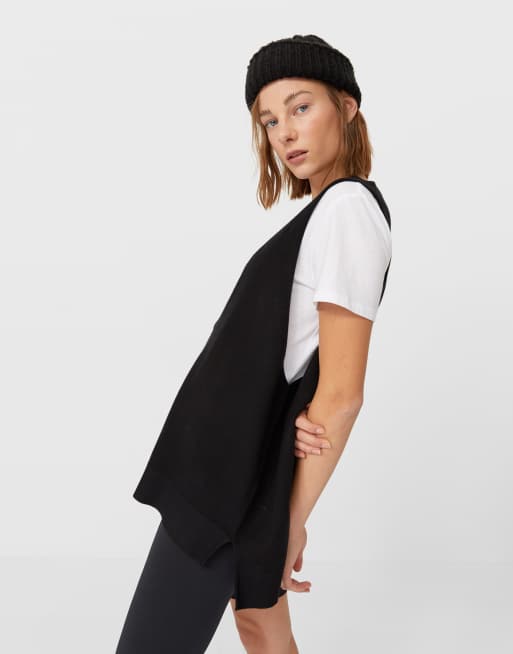 Stradivarius oversized v-neck knitted vest in black, 3 of 4