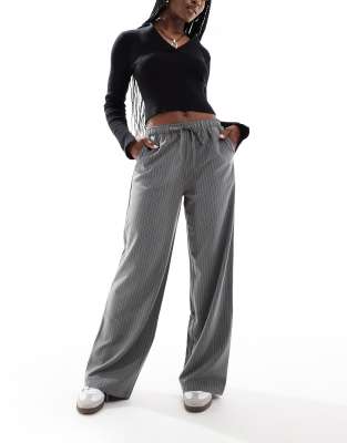 Stradivarius - Pantalon à fines rayures à enfiler - Gris